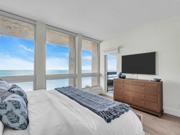 Beachfront Longboat Key Vacation Condo with Tennis Courts